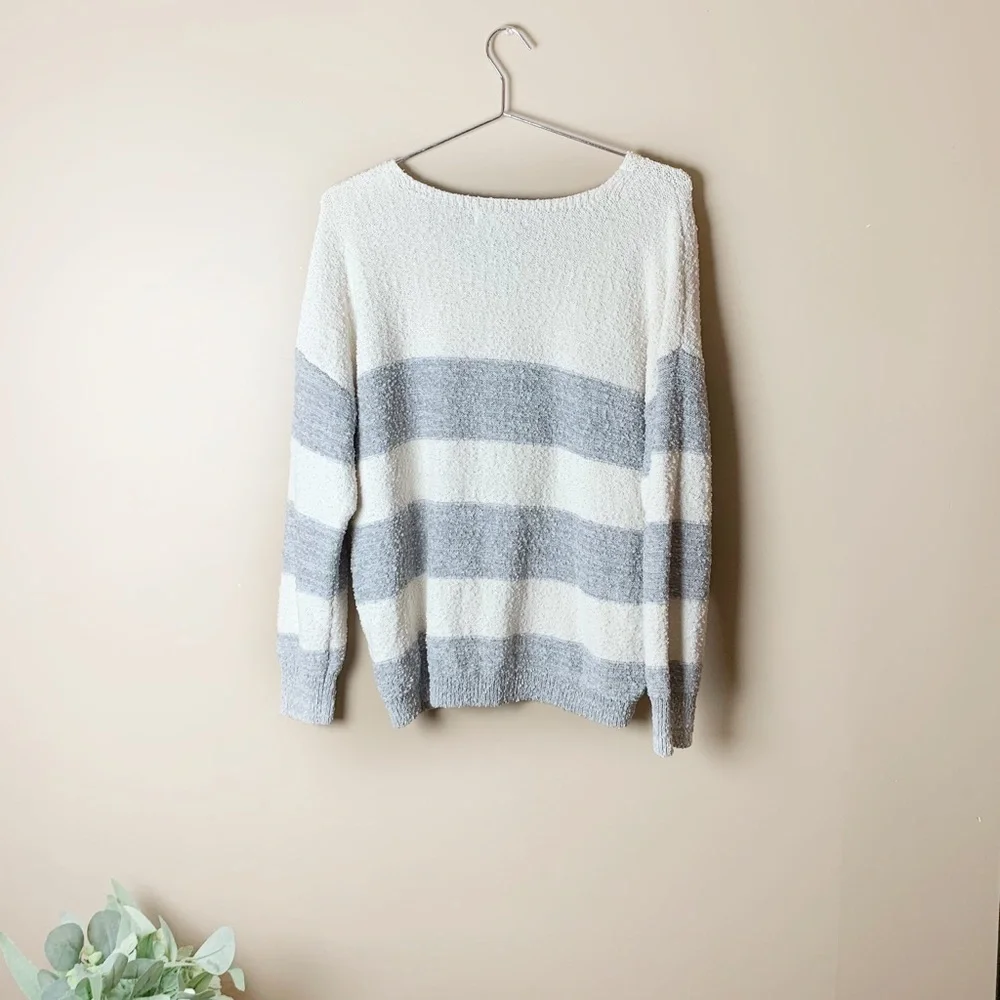 [Knox Rose] Women's V-neck Gray & White Striped Sweater